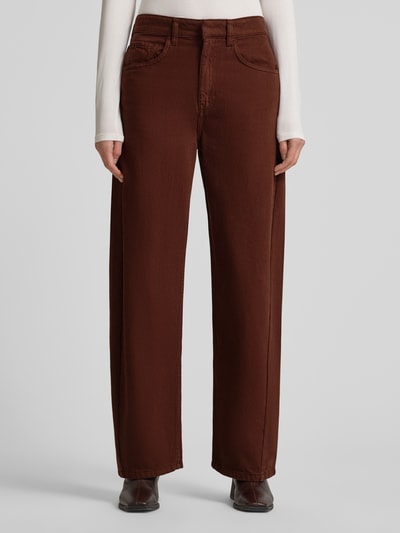 Frauenmodel trägt Loose Fit Jeans mit 5-Pocket-Design Modell 'CAROL' von Mango, braune Farbe, Reine Baumwolle, lockerer Schnitt, Knopf- und Reißverschluss, Bundweite 36 cm, Innenbeinlänge 76 cm, Ganzkörperansicht von vorne.