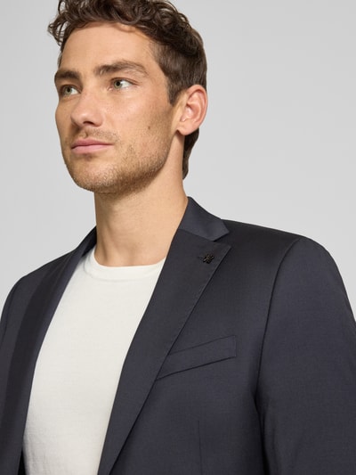 Männermodel trägt Slim Fit 2-Knopf-Sakko mit Pattentaschen Modell 'Move Alesso' von DIGEL, Schurwoll-Elasthan-Mix, Nahaufnahme Oberkörper.