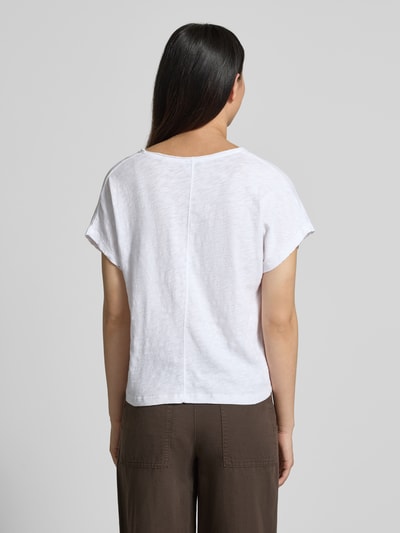 Frauenmodel trägt Regular Fit T-Shirt aus reiner Baumwolle von Marc O'Polo in weißer Melange-Optik, V-Ausschnitt, kurzarm, Ganzkörperansicht Rückansicht