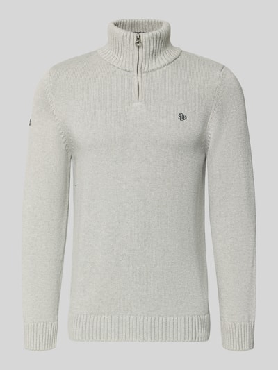 Produktfoto, Slim Fit Pullover in Strick-Optik von Superdry, jasnoszara dzianinowa faktura, stójka, zamek, logo, krój slim fit, długość pleców 70 cm, długość rękawa 65 cm