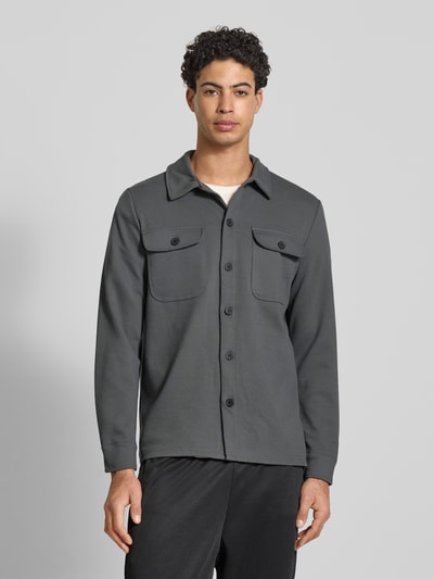 Männermodel trägt Regular Fit Hemdjacke mit Viskose-Anteil Modell 'NEWKODYL' von Only & Sons, unifarben, Twill, Ganzkörperansicht von vorne.
