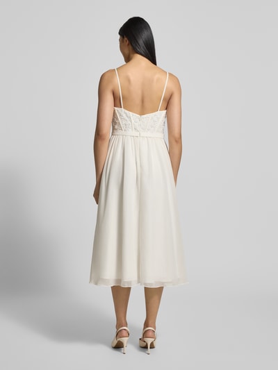 Frauenmodel trägt Brautkleid mit Herz-Ausschnitt von LAONA, cremefarbenes unifarbenes Design mit Raffungen, Zierbesatz, Rückansicht, Ganzkörperansicht.