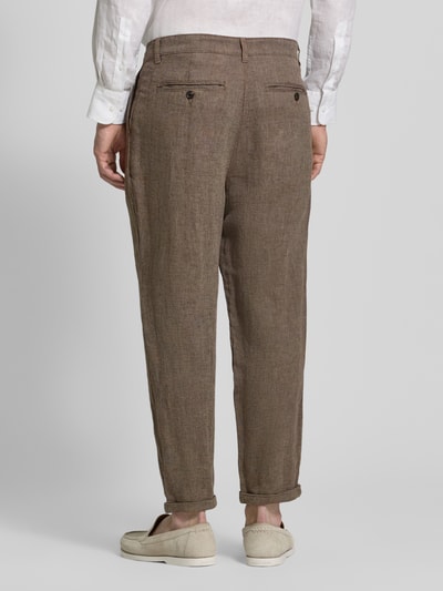 Mężczyzna-model nosi Relaxed Fit Stoffhose aus Leinen-Baumwoll-Mix Modell 'RON' od SELECTED HOMME, melanżowy brąz, faktura twill, widok całej sylwetki z tyłu