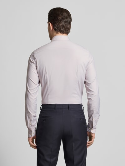 Męski model nosi Slim Fit Business-Hemd mit Kentkragen und extra langem Ärmel von Jake*s, jasnoróżowy, gładka faktura, krój slim fit, materiał z elastycznym dodatkiem, długość pleców w rozmiarze 39/40: 80 cm, szerokość w rozmiarze 39/40: 44 cm, długość rękawa w rozmiarze 39/40: 71 cm, pełen widok sylwetki od tyłu.