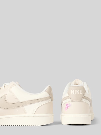 Produktfoto, Sneaker mit Blumen-Applikation Modell 'LO' von Nike, Damen Sneaker in Beige und Weiß mit zarter Blumenverzierung auf glatter Oberfläche