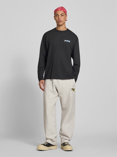 Mannermodel draagt sweatpants uit katoenmix van Kenzo, losse pasvorm, elastische band, labelprint, steekzakken, voorkant volledige lichaamsweergave.