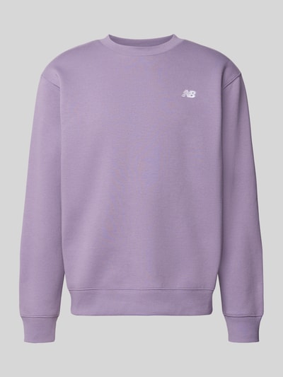 Produktfoto, Sweatshirt mit Rundhalsausschnitt und Label-Stitching von New Balance in Lila, Baumwoll-Mix, Relaxed-Fit, glatte Textur.