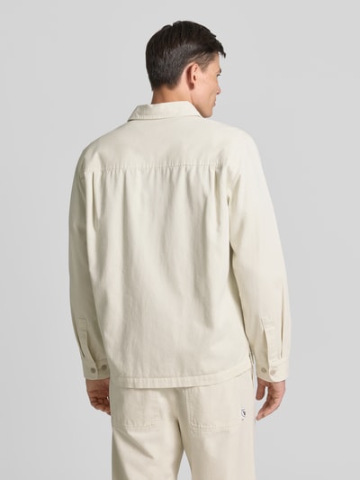 Męskimodel nosi Regular Fit Hemdjacke mit Brusttaschen Modell 'Clay' von Wood Wood z bawełny, kolor kremowy, długość tyłu 71 cm, Ganzkörperansicht Rückansicht.