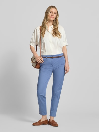 Vrouwenmodel draagt Hose in verkürzter Passform mit Gürtel van Christian Berg Woman in blauw, katoen- en viscosemix, slim fit, met riem, verkorte pasvorm, bandwijdte maat 36: 41 cm, binnenbeenlengte maat 36: 72 cm, ganzekörperaanzicht van voren.