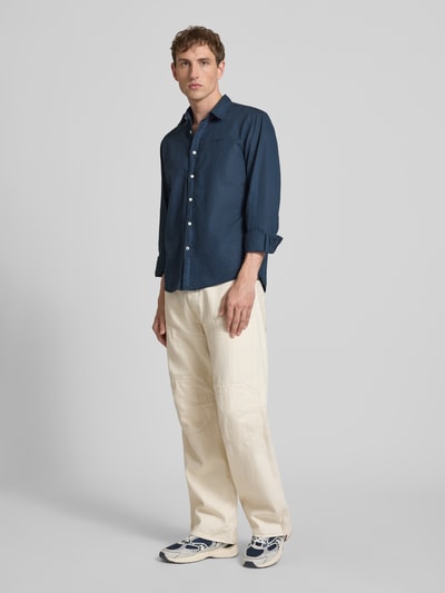 Mannenmodel draagt Regular fit overhemd van linnen-katoenmix model 'PAYTON' van Pepe Jeans, effen donkerblauw, geheelvooraanzicht.