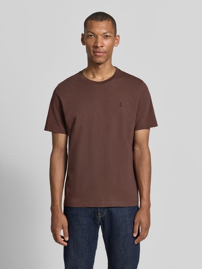 Männermodel trägt Regular Fit T-Shirt aus reiner Baumwolle Modell 'JAAMES' von ARMEDANGELS in Braun, glatte Struktur, Ganzkörperansicht von vorne.