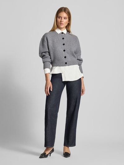 Frauenmodel trägt Gestreifte Bluse aus Viskose - curated by Viky Rader von Style Icon Collection, Weiß mit Knopfleiste, Relaxed Fit, Ganzkörperansicht von vorne