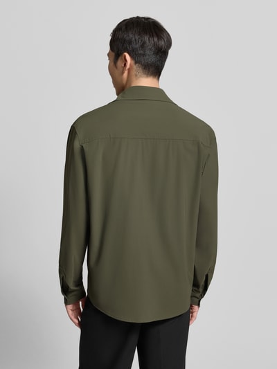 Männermodel trägt Hemdjacke mit Knopfleiste von CRUNA in Olivgrün, Material-Mix mit Stretch, Rückansicht, Ganzkörperansicht Rückansicht.
