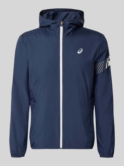 Produktfoto, Regular Fit Jacke mit Logo-Print Modell 'ICON' von ASICS TIGER in Dunkelblau mit weißem Logo, Kapuze, Reißverschluss, elastische Abschlüsse, strukturierte Oberfläche