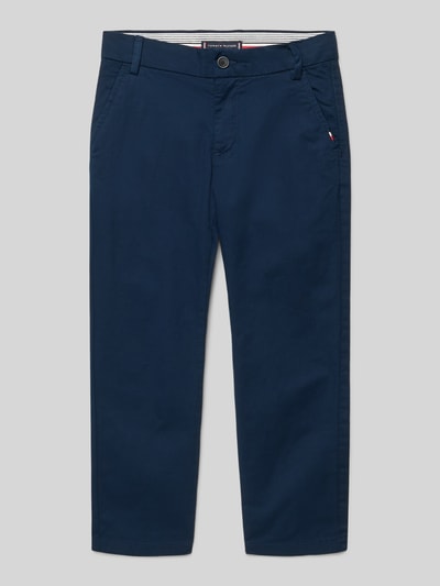 Produktfoto, Regular Fit Chino aus Baumwoll-Mix von Tommy Hilfiger Kids, efekt: jednolity kolor, krój regular fit, aplikacja z logo, wykończenie: splot twill, mieszanka bawełny, wpuszczane kieszenie, szlufki na pasek, zapięcie na guzik i zamek błyskawiczny, kolor ciemnoniebieski