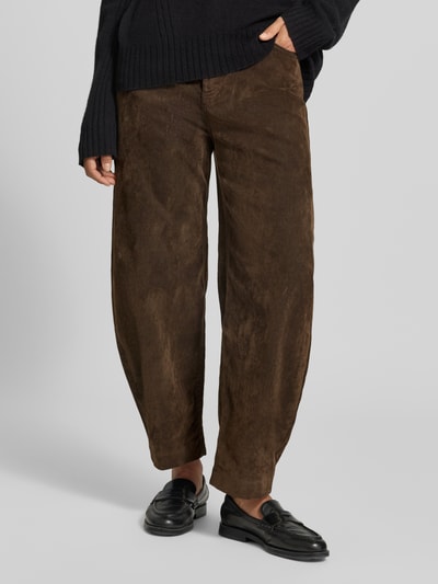 Frauenmodel trägt High Waist Barrel Fit Hose mit Eingrifftaschen von Liu Jo White, dunkelbrauner Baumwoll-Elasthan-Mix, Nahaufnahme Oberkörper bis Fuß, Kontext: Damen Hose, Barrel Fit, Bundweite 37 cm, Innenbeinlänge 67 cm.