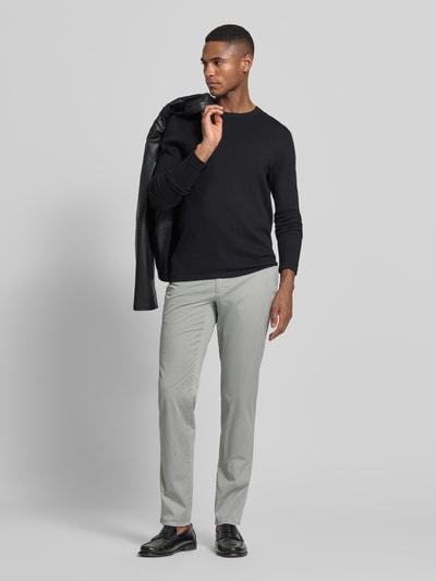 Männermodel trägt Fein strukturierte Hose Modell 'Fabio' von BRAX aus Baumwoll-Elasthan-Mix, Regular-Fit, Eingrifftaschen, Ganzkörperansicht von vorne.