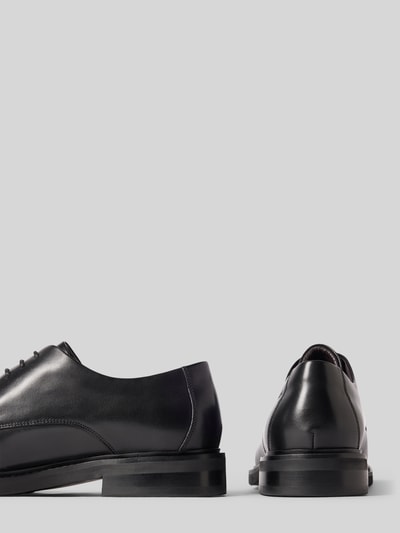 Productfoto, zwarte veterschoen uit gecoat leer met label in reliëf model 'Soft' van DIGEL, afgeronde punt, structuurzool, hakhoogte 3 cm, schachthoogte 7 cm, schachtbreedte 11 cm
