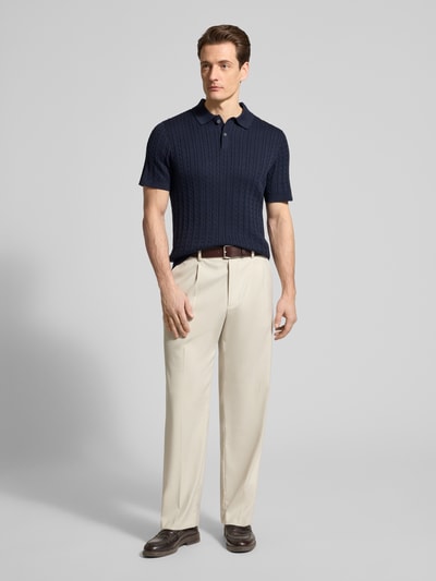 Mannenmodel draagt Slim Fit Poloshirt in Strick-Optik van Christian Berg Men, donkerblauw, puur katoen, polokraag, korte mouwen, volledige lichaamsvoorzijde.