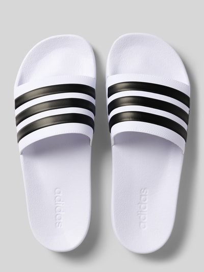 Productfoto, Badeschuhe mit Label-Prägung Modell 'ADILETTE SHOWER' van adidas Sportswear in effen kleuren met gestructureerde zool, comfortmodel/open, streepapplicatie
