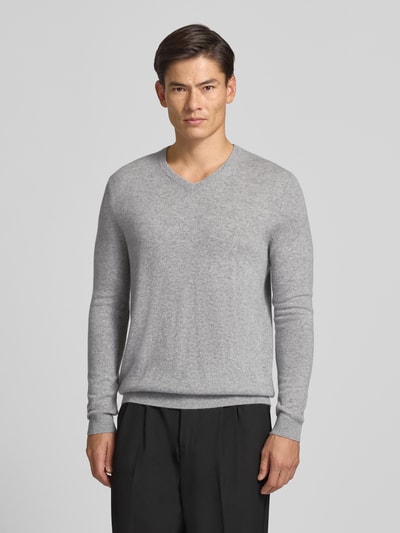 Männermodel trägt Strickpullover aus Kaschmir mit V-Ausschnitt von Christian Berg Men in Hellgrau, Regular Fit, glatte Textur, Ganzkörperansicht von vorne. Rückenlänge bei Größe M 71 cm, Ärmellänge 71 cm.