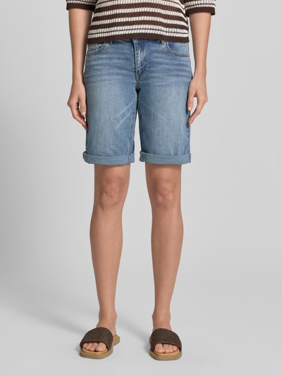 Frauenmodel trägt Jeansshorts mit Umschlag Modell 'Italy' von Buena Vista, blauer Baumwoll-Mix mit Straight Fit, Eingrifftaschen, Ganzkörperansicht von vorne.