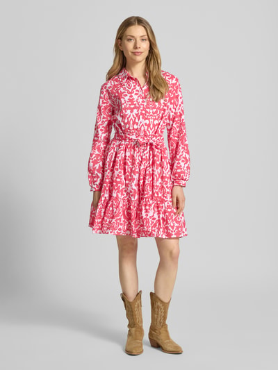 Vrouwenmodel draagt knielang overhemdjurk van puur katoen in roze met wit dessin, getailleerd model met strikceintuur, ZABAIONE Knielanges Hemdblusenkleid mit Bindegürtel Modell 'Fe44lina', borstwijdte maat S 49 cm, ruglengte S 91 cm, mouwen met omslag, volantzoom, knoopsluiting, overhemdkraag, recht van voren gefotografeerd, geheel lichaam.
