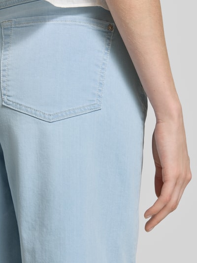 Frauenmodel trägt Bermudas mit Bindegürtel Modell 'Lia City' von Angels, hellblauer Baumwoll-Mix mit Stretch-Anteil, Nahaufnahme Rückansicht. Bundweite bei Größe 36: 39 cm, Innenbeinlänge: 24 cm, Regular-Fit.