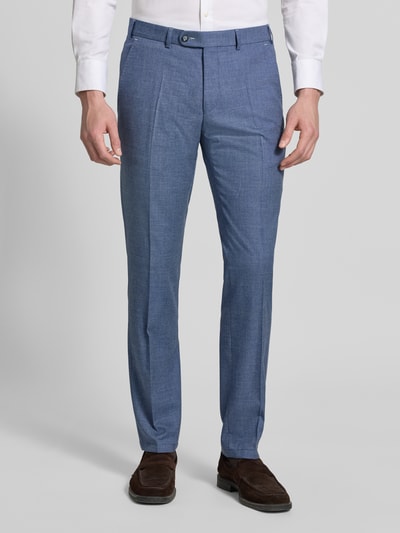 Männermodel trägt Moden Fit Anzughose mit Bügelfalten Modell 'Sergio' von DIGEL in Blau, Material-Mix mit Viskose-Anteil, Ganzkörperansicht von vorne. Innenbeinlänge bei Größe 50: 82 cm, Bundweite: 49 cm, Gesäßtaschen.