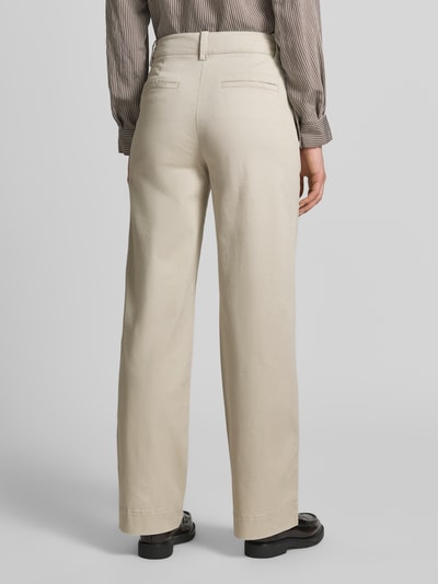 Frauenmodel trägt Regular Fit Hose aus Baumwoll-Mix mit Lyocell-Anteil von Marc O'Polo, unifarben, Twill, Ganzkörperansicht Rückansicht.