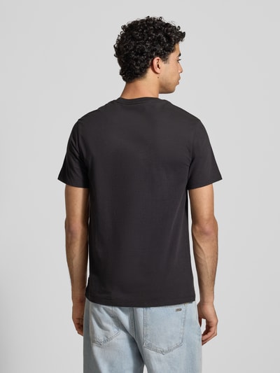 Męski model nosi T-shirt mit Label-Print od LEVI'S®, czarna bawełna, krój regular fit, okrągły dekolt, długość tyłu 73 cm, całkowita tylna perspektywa.