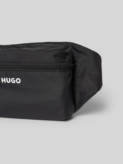 Produktfoto, czarna saszetka nerka Bauchtasche mit Label Print Modell 'EVERETT BUMBAG' od HUGO, jednokolorowy efekt, zamek błyskawiczny, główna przegroda, przegródka zapinana na zamek błyskawiczny, nadruk z logo, pasek z klamrą