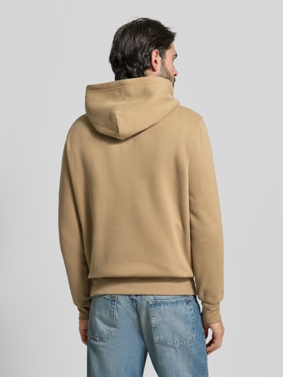 Männermodel trägt Regular Fit Hoodie aus Baumwoll-Mix von Polo Ralph Lauren, Optik: Unifarben, Sweat, Rückansicht Ganzkörperansicht.