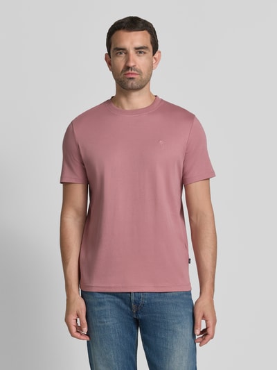 Męski model nosi T-Shirt mit Rundhalsausschnitt und Logo-Stitching von JOOP! COLLECTION z bawełny, krój regular fit, różowa gładka tkanina, okrągły dekolt z wyhaftowanym logo, długość tyłu dla rozmiaru M: 68 cm, ganzkörperansicht z przodu.
