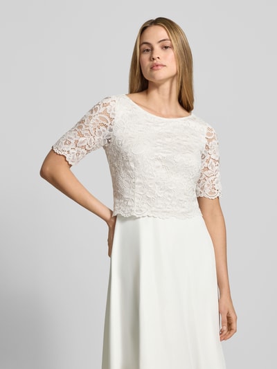 Vrouwenmodel draagt Cocktailjurk met kant en ronde hals van Vera Mont, wit, chiffon, A-lijn, knielengte, 1/2-mouwen, voorkant bovenlichaam.