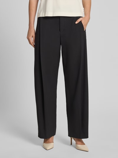 Vrouwenmodel draagt Barrel Fit broek met achterzakken model 'UNPACK' van DRYKORN, materiaalmix met viscose, zwart, frontale close-up