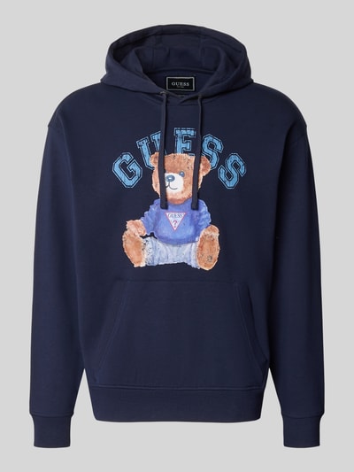 Produktfoto, Hoodie mit Label-Print und Känguru-Tasche von GUESS in Dunkelblau, Regular-Fit, Baumwoll-Mix mit Stretch-Anteil, Herren