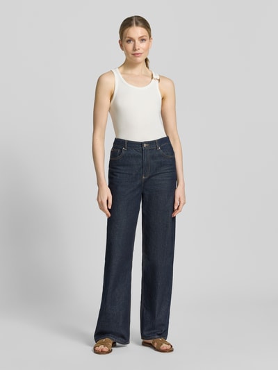 Frauenmodel trägt Regular Fit Tank Top aus Viskose-Mix Modell 'KIKI' von Vero Moda, unifarben, Rippenstruktur, Ganzkörperansicht von vorne.