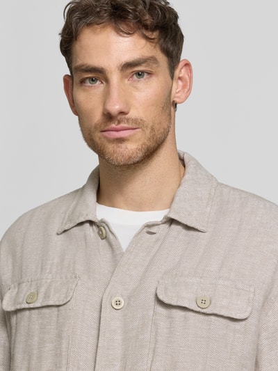 Männermodel trägt Regular Fit Hemdjacke aus Leinen-Baumwoll-Mix von JAKE*S STUDIO MEN in Beige mit Kentkragen und Brusttaschen, Nahaufnahme Oberkörper.