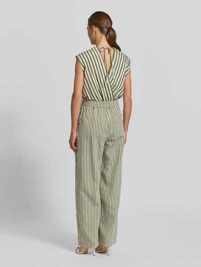 Frauenmodel trägt Jumpsuit aus Viskose-Mix mit V-Ausschnitt von Rinascimento, grün-weiß gestreift, ärmellos, tailliert, Ganzkörperansicht Rückansicht.