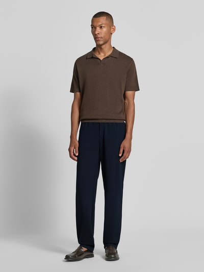 Männermodel trägt Chino mit Gesäßleistentaschen und Eingrifftaschen von Emporio Armani in Dunkelblau, Baumwoll-Mix, Straight Fit, Ganzkörperansicht von vorne.