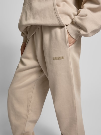 Karo Kauer Relaxed Fit Sweatpants mit Label-Print Taupe 3