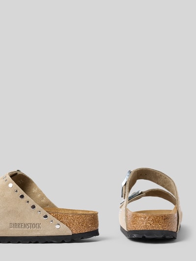 Produktfoto, Sandalette aus Leder mit Nieten Modell 'Arizona Rivet' von Birkenstock, beige, Dornschließe, 4 cm Absatz, rau strukturierte Oberfläche