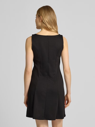 Frauenmodel trägt Ausgestelltes Freizeitkleid mit Teilungsnähten Modell 'ABBY' von Vero Moda, Optik: Unifarben, Mini-Länge, U-Ausschnitt, breite Träger, gerader Saum, Materialverarbeitung: Stretch-Webstruktur, Ganzkörperansicht Rückansicht.