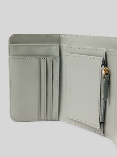 VALENTINO BAGS Portemonnaie mit Allover-Logo-Prägung Modell 'Samba' Hellgrau 3