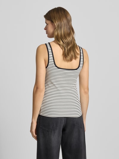 Frauenmodel trägt Trägertop in Ripp-Optik mit Logo von Calvin Klein Jeans aus Baumwoll-Elasthan-Mix, Slim-Fit, Rückenlänge 59 cm, Ganzkörperansicht Rückansicht.