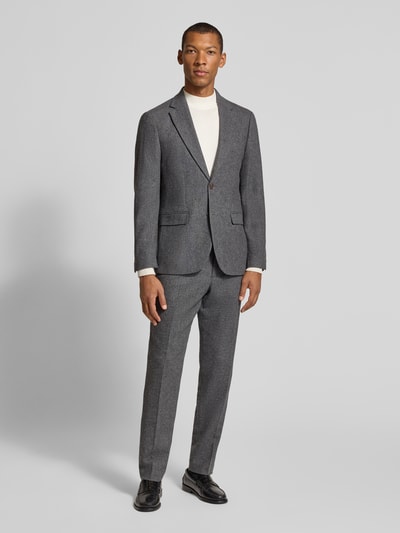 Männermodel trägt Slim Fit Sakko mit Pattentaschen aus Wolle von Selected in Grau, Reverskragen, Webware, Ganzkörperansicht von vorne.