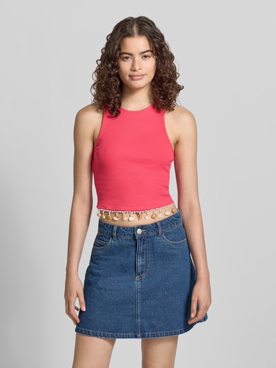 Frauenmodel trägt Slim Fit Top aus Baumwoll-Mix Modell 'SHELLY' von Only in Optik: Unifarben mit Perlen und Muscheln, Feinripp, Rundhals, Ganzkörperansicht von vorne.
