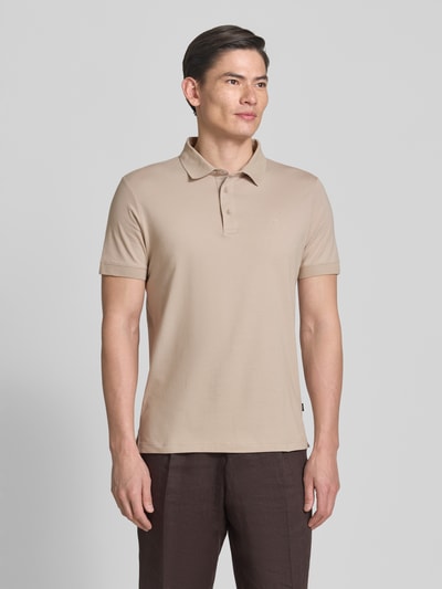 Männermodel trägt Regular Fit Poloshirt mit Knopfleiste Modell 'Carlosjuan' von JOOP! Collection, Beige, Baumwoll-Mix, Ganzkörperansicht von vorne.