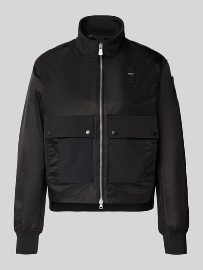Produktfoto, zwarte Jacke met Stehkragen Modell 'CARNY' van Blauer Usa met rechte fit, tweewegritssluiting, elastische mouwuiteinden, opgestikte zakken, lengte 56 cm, schouderbreedte 42 cm, borstwijdte 50 cm, mouwlengte 60 cm, gladde textuur